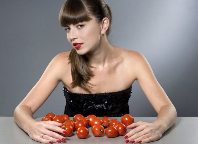 Pomidoruose yra vitamino C, kuris skatina odai svarbaus kolageno gamybą
