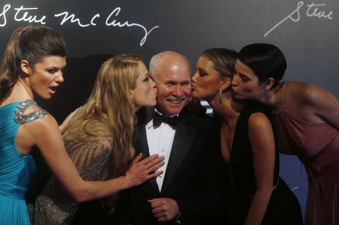Steve'as McCurry su Summer Rayne Oakes, Petra Nemcova, Kyleigh Kuhn ir Hanaa Ben Abdesslem