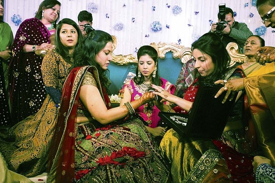 Vestuvių viešnios galėjo išpuošti rankas tradiciniais piešiniais (mehendi)