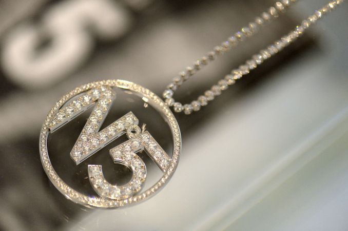 Deimantinis pakabutis su aromato „Chanel Nr. 5“ ženklu, kurį kvepalų reklamoje segėjo Aktorė Nicole Kidman
