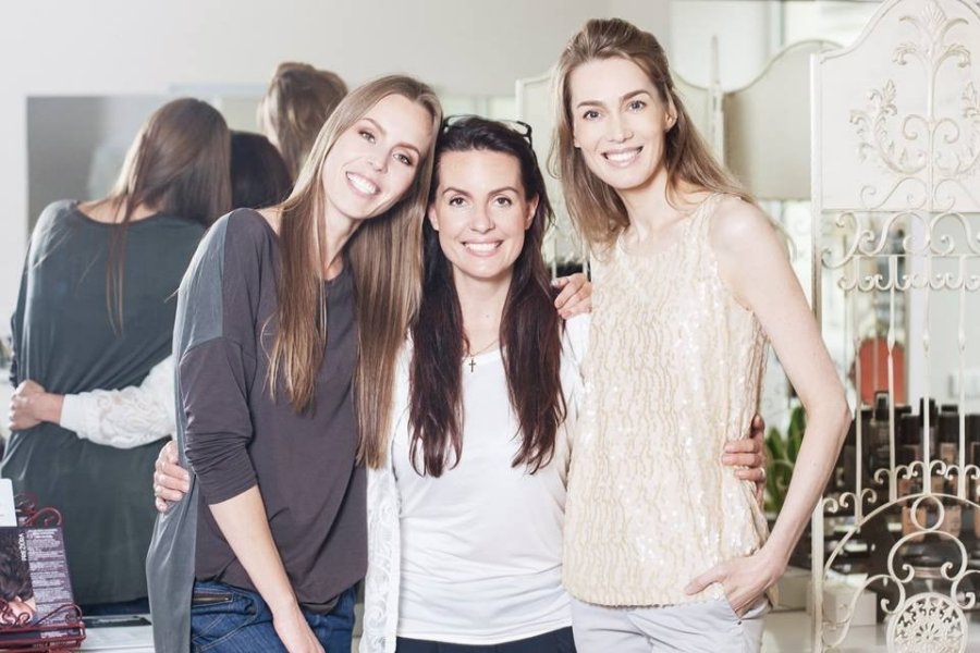 Manekenė Vaida Grikšaitė-Česnauskienė, makiažo meistrė Vaida Venckutė ir manekenė Eglė Grėbliauskaitė-Tursienė