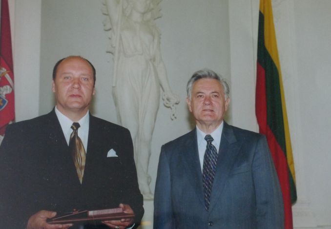 1998 metais Prezidentas Valdas Adamkus (d) operos solistui Eugenijui Vasilevskiui įteikė LDK Gedimino ordino Karininko kryžių.