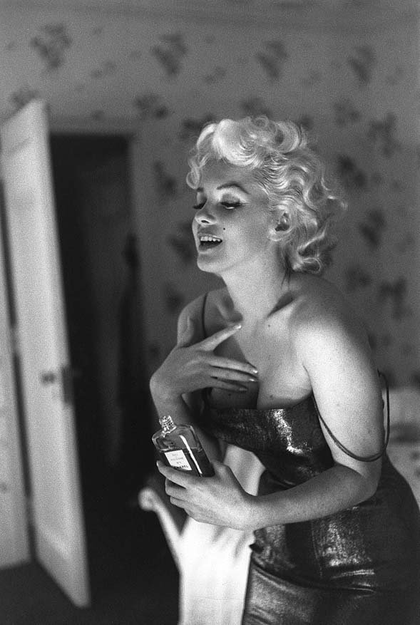 Marilyn Monroe, itin seksualiai pozuojanti su „Chanel N° 5“ 1955-aisiais, buvo tikra sensacija