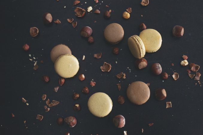 Tarp mugės skanėstų – prancūziški sausainėliai “macarons”. Jie Lietuvoje – dar naujiena.