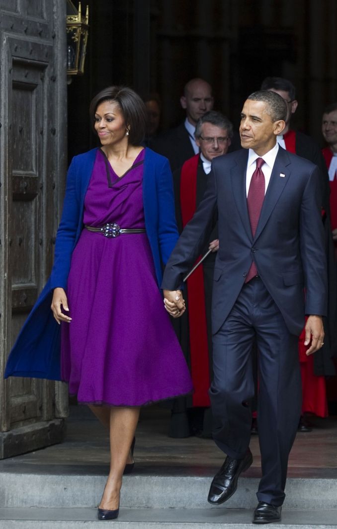 Pirmoji dama Michelle Obama dažnai renkasi subtilius tamsius atspalvius. Ji puikiai moka užmaskuoti stambesnius klubus, visuomet atrodo stilingai ir elegantiškai.