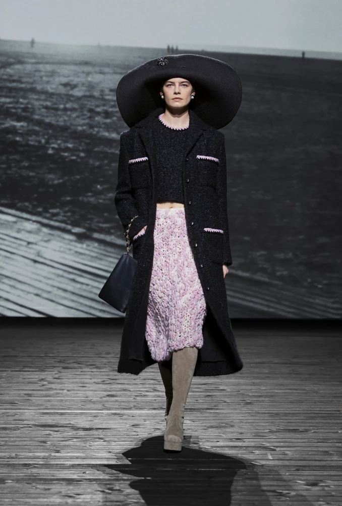 „Chanel” pristatė elegancija alsuojančią 2024–2025 m. rudens/žiemos kolekciją