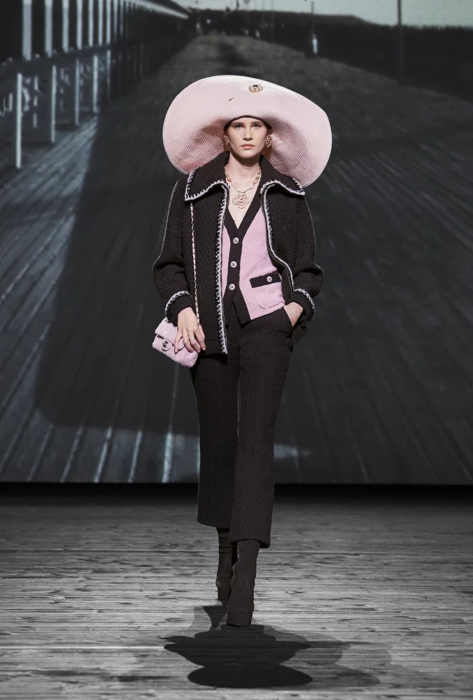 „Chanel” pristatė elegancija alsuojančią 2024–2025 m. rudens/žiemos kolekciją