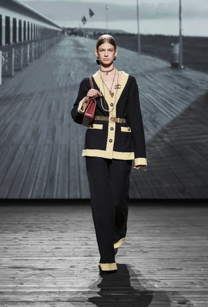 „Chanel” pristatė elegancija alsuojančią 2024–2025 m. rudens/žiemos kolekciją