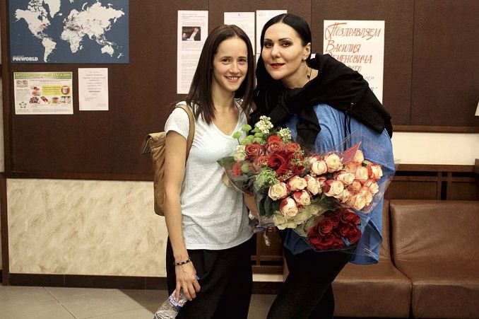 Režisierė su savo atradimu - aktore Olga Lerman. ji šoka visuose A. Cholinos spektakliuose.