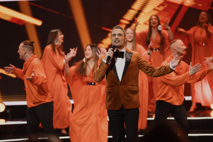 „Didžiojo chorų mūšio“ premjeroje laukia netikėtumas iš legendinės grupės lyderio: tai pirmas kartas per 37-erius metus