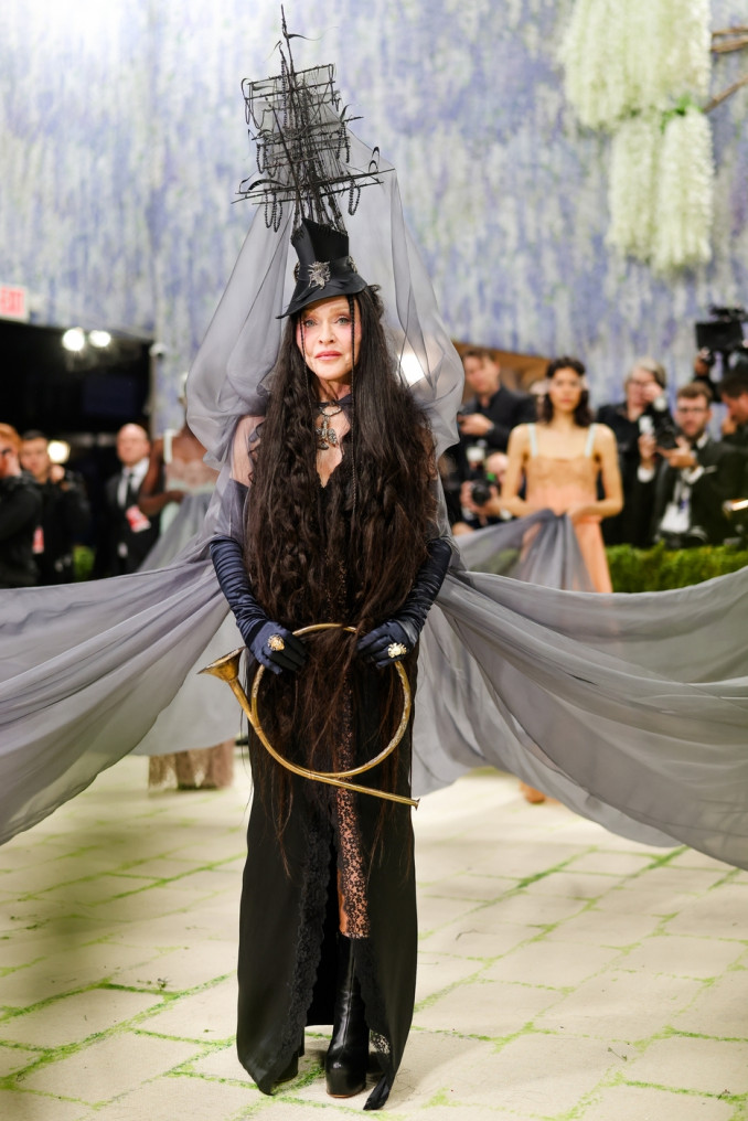 Dainininkė Madonna vilki „Saint Laurent“ kostiumą