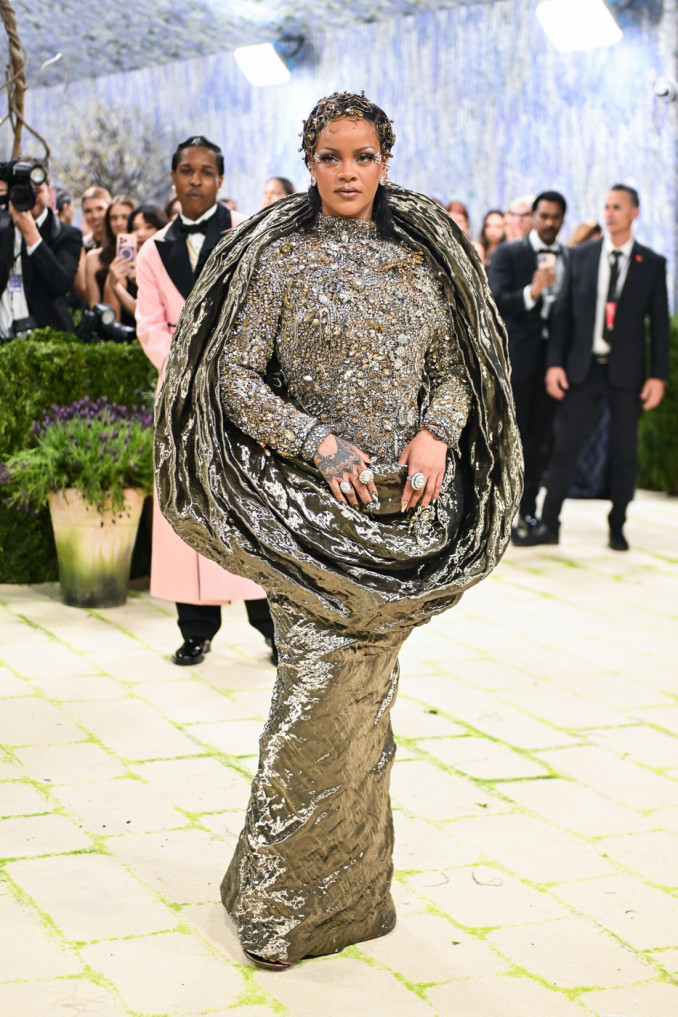 Dainininkė Rihanna, „Margiela“ aukštosios mados suknelė