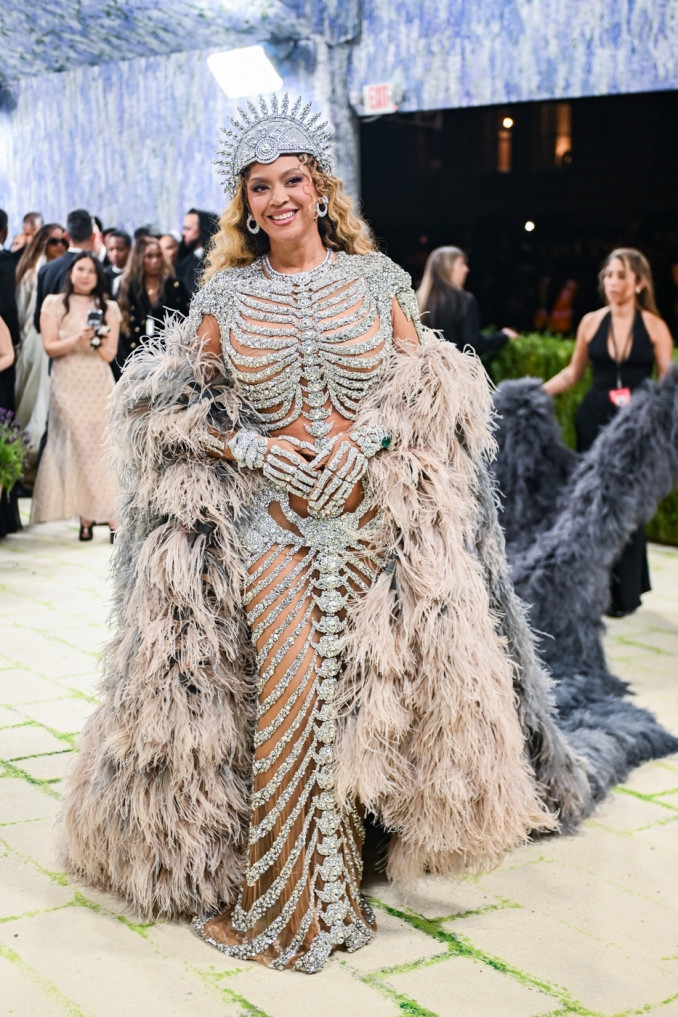 Dainininkė Beyonce vilki Olivier Rousteing kurtą kostiumą