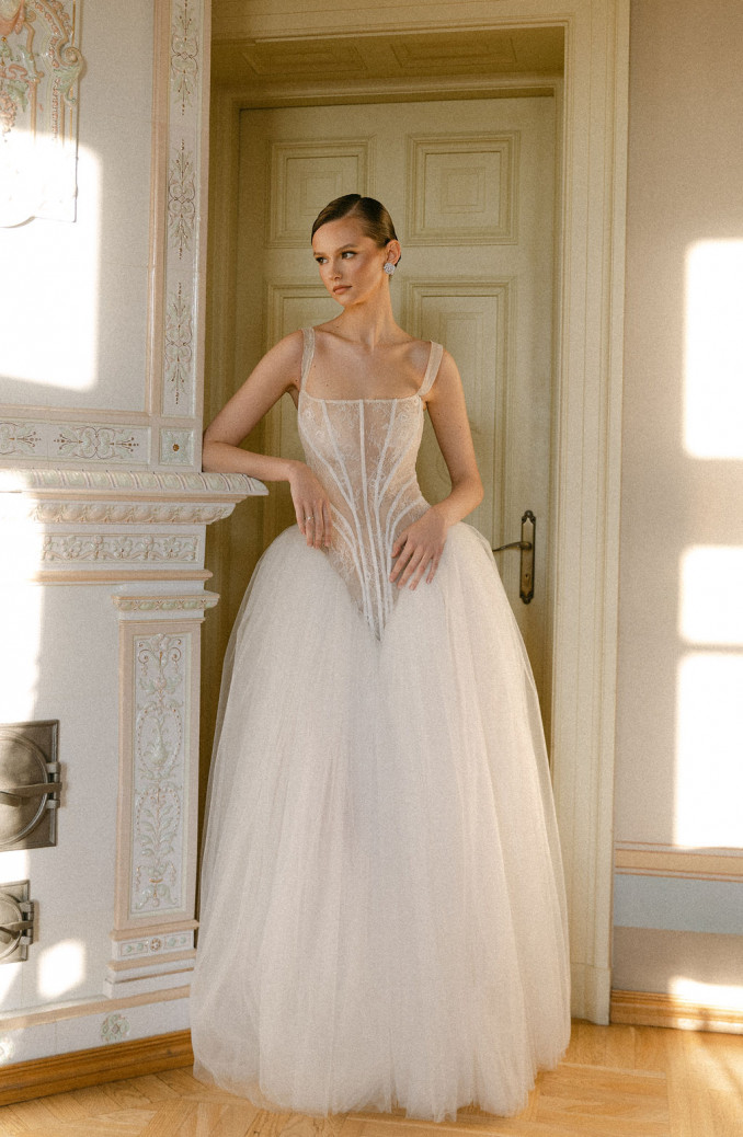 Rimantė Rimgailaitė pristato naują kolekciją „Svajojantis Basque siluetas“: vintažinė dvasia šiuolaikinei nuotakai