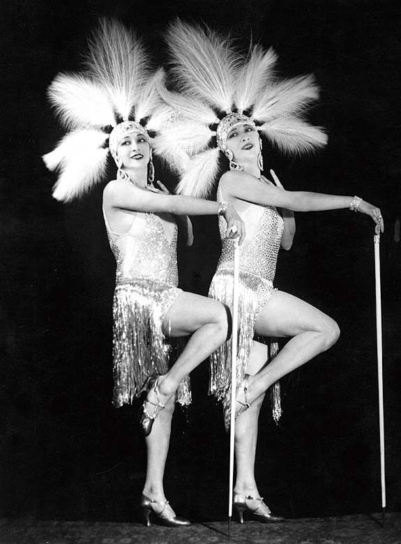 Naujų laikų dvasia moteris padarė itin drąsias. Jų suknelės spindėjo auksu ir buvo trumpos, o makiažas laikytas provokuojamu