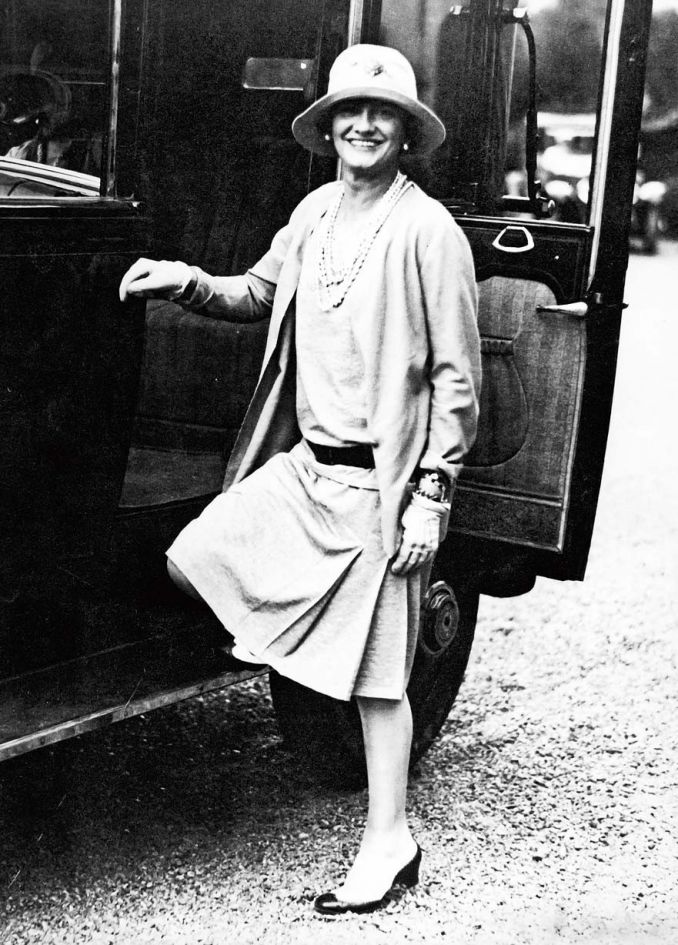 Garsioji dizainerė Coco Chanel sakė, kad į automobilį lipanti moteris turi jaustis patogiai ir nesuplėšyti siūlių