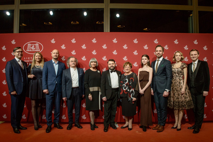 Metų solistai su rėmėjais