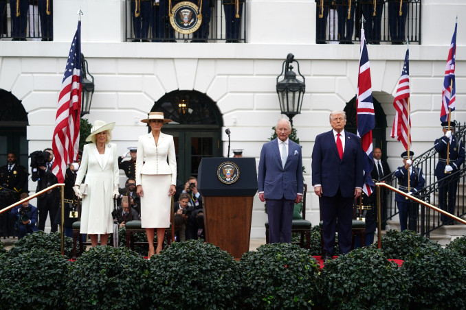 . Trumpas, Karolis III, karalienė Camilla ir pirmoji ponia Melania Trump