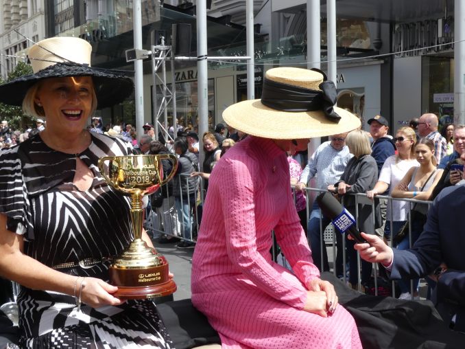 Auksinė taurė lenktynių parade
