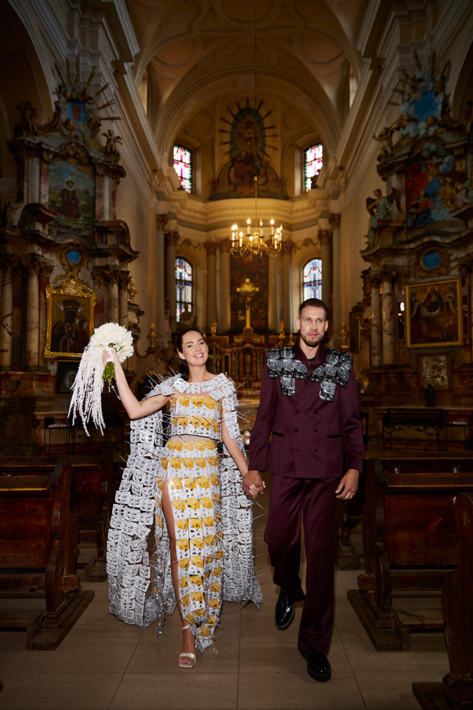 Vestuvės, kokių Lietuva dar neregėjo – jaunosios suknelė iš perdirbtų pakuočių