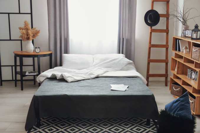 Atviros sieninės lentynos padeda sutaupyti vietos ir palaikyti tvarką miegamajame