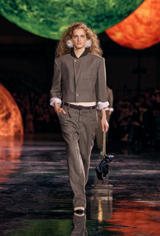 „Chanel“ kostiumėlis su trumpintu klasikiniu švarku