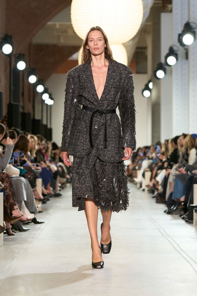 Pilkas sijono kostiumas