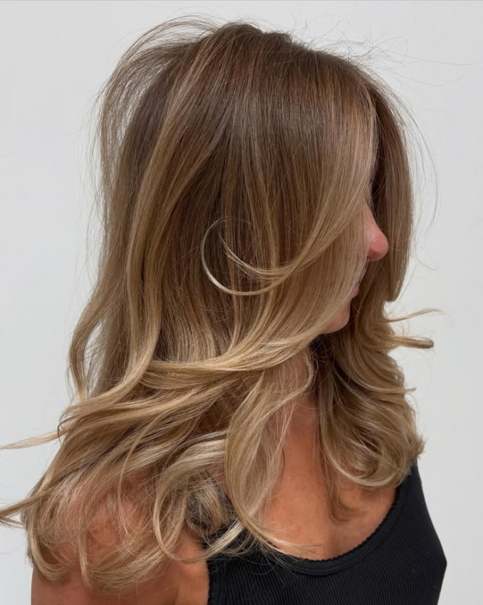 „Balayage“ dažymas su švelniais spalvų perėjimais ir šviesesniais galiukais