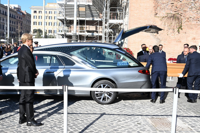 Garsenybės Romoje atsisveikina su mados kūrėju Valentino