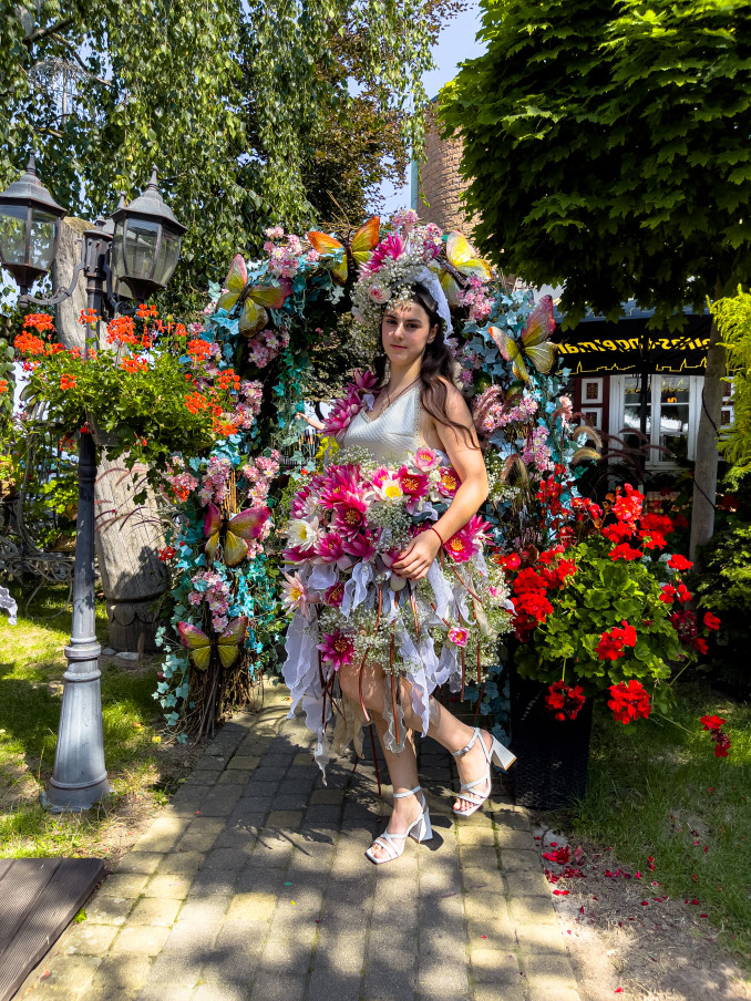 Floristas Modestas Vasiliauskas ir bokso mėgėjai iš Ukrainos sukūrė suknelę iš ypatingų gėlių