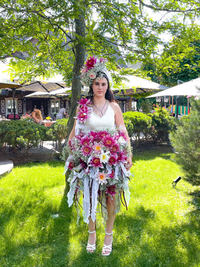Floristas Modestas Vasiliauskas ir bokso mėgėjai iš Ukrainos sukūrė suknelę iš ypatingų gėlių