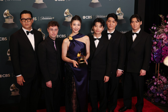 Los Andžele įteikti „Grammy“ muzikos apdovanojimai. „KPop Demon Hunters“ komanda.