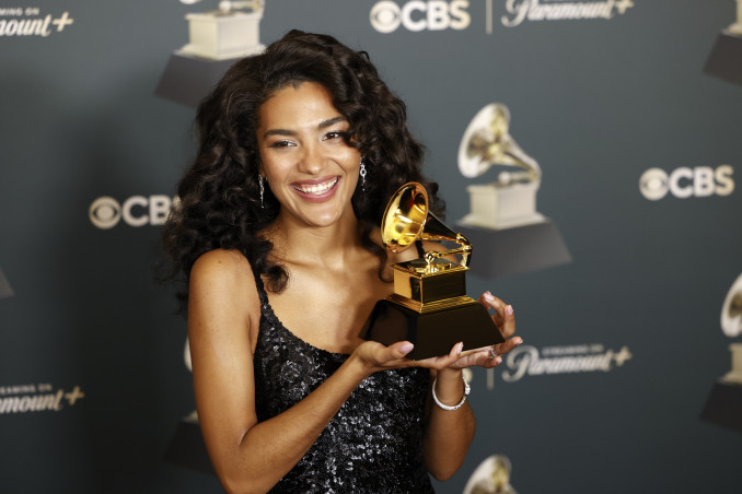 Los Andžele įteikti „Grammy“ muzikos apdovanojimai. Olivia Dean.