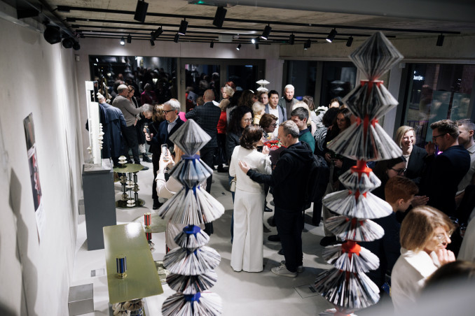 Senos knygos atgimė menininkės E. Bučienės kolekcinio dizaino kūriniuose