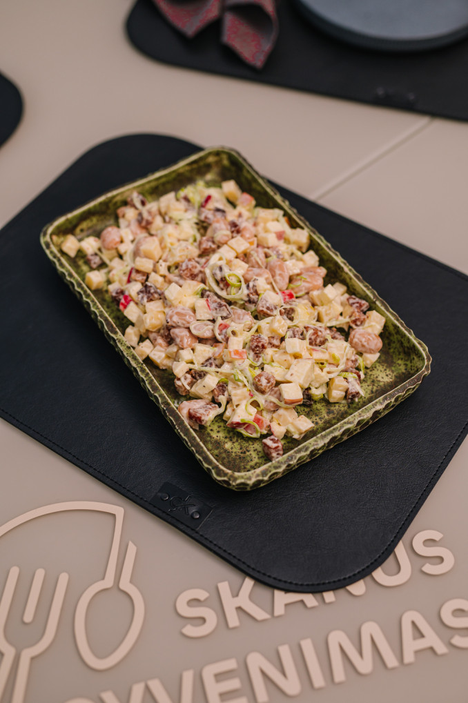 Pupelių ir keptos duonos mišrainės salotos