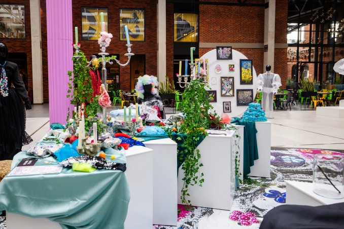 Kauno „Akropolyje“ parodą pristatė menininkas L. Svirplys: svečius privertė pasijausti, kaip pokylių salėje ir negailėjo staigmenų