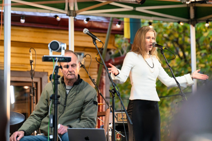 Eurovizijos atrankoje dalyvausianti Emi savo dainoje palietė aštrią temą: „Netektys neturėtų mūsų nužudyti“