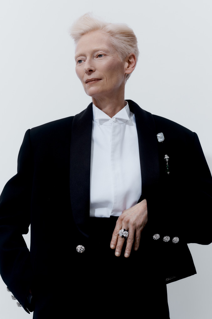 Tilda Swinton pasipuošė „Chanel“ aukštosios juvelyrikos papuošalais